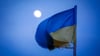 Die ukrainische Flagge weht im Mondlicht über der Hafenstadt Odessa.