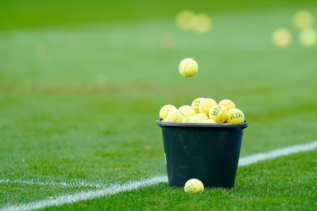 Nach den Fanprotesten sollen Tennisbälle unter anderem an Kitas gespendet werden.