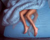 Wer unter dem Restless Legs Syndrom leidet, hat vor allem nachts starke Schmerzen in den Beinen. Sie verschwinden, wenn man sich bewegt.