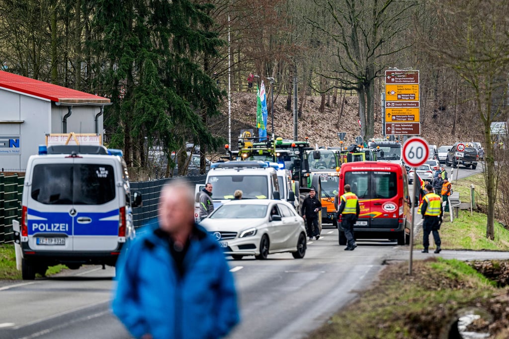 Etwa 50 Personen hatten die Zufahrt zum Viba-Werk aus Richtung Schmalkalden mit Traktoren blockiert.