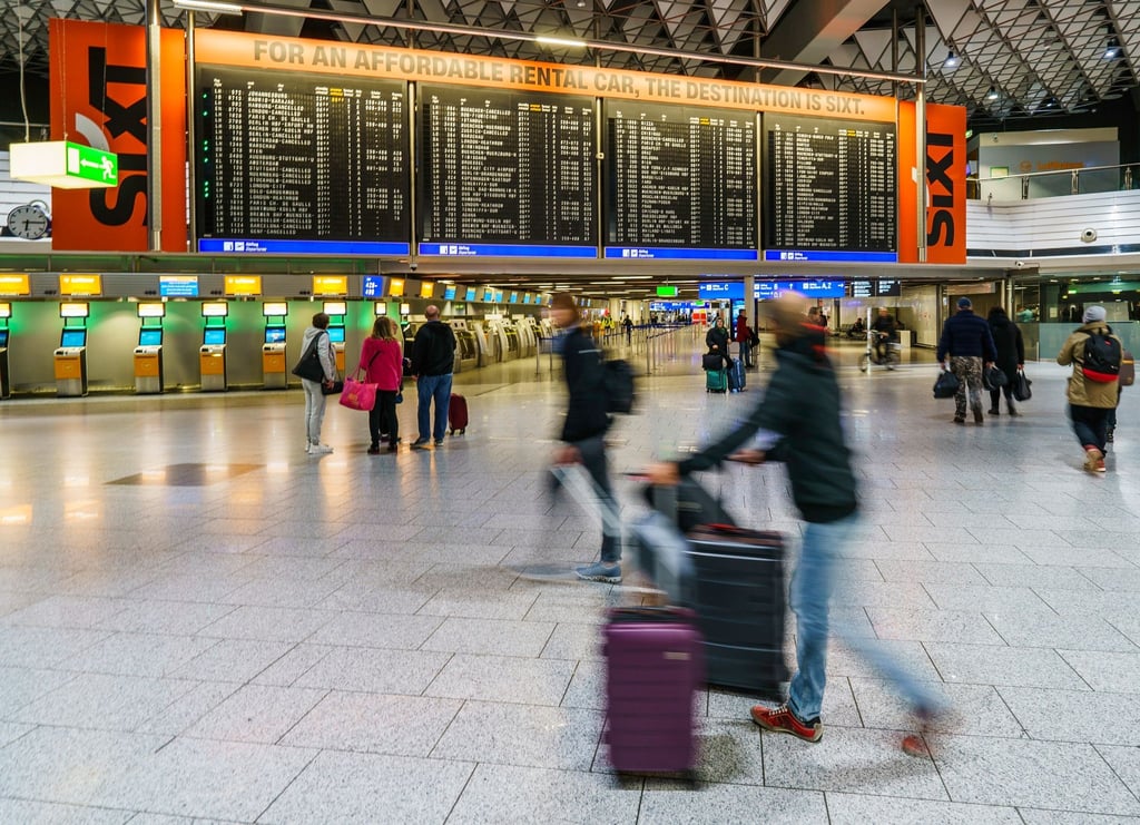 Reisende gehen durch die Abflughalle des Flughafens Rhein-Main. Der Warnstreik des Bodenpersonals der Lufthansa ist beendet.
