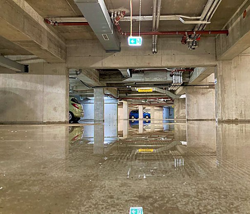 Meterlange und mehrere Zentimeter tiefe Pfützen in der Tiefgarage in der Ritterstraße