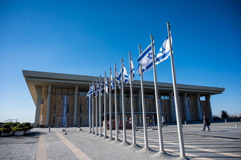 Israelische Flaggen wehen vor dem Parlamentsgebäude in Jerusalem.