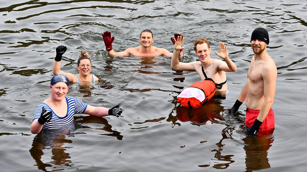 Zur Gruppe der Eisbader gehören Joel Gandert (v.l.), Ann-Kathrin Müller, Danny Zwicker , Christian  Hetka  und  Alexander Albrecht. Die Aktuere  tun es für die Gesundheit, hören dabei immer Songs von Queen und singen auch Schlager von  Roland Kaiser. 