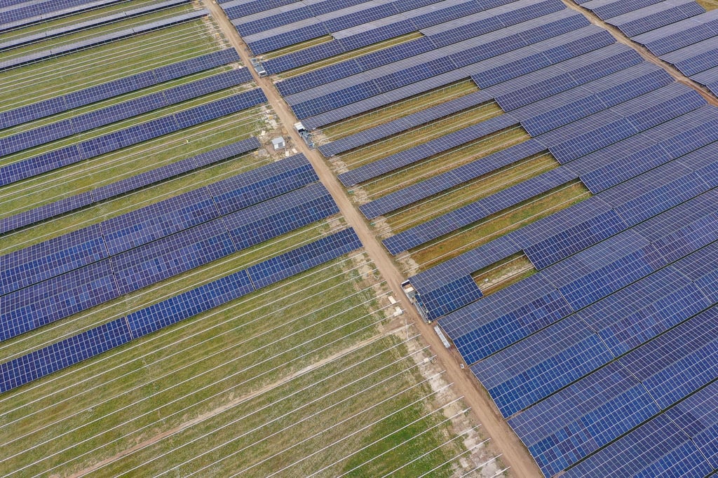 Arbeiter montieren Solarpaneele im Energiepark Witznitz, unweit des geplanten Energieparks Kleinzössen befindet.