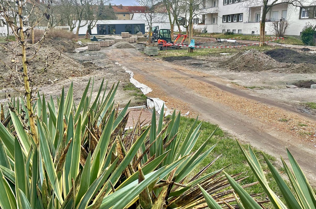 Im Bitterfelder Dichterviertel ist die Neugestaltung des Innenhofs an der Begegnungsstätte (hinten) in vollem Gange.