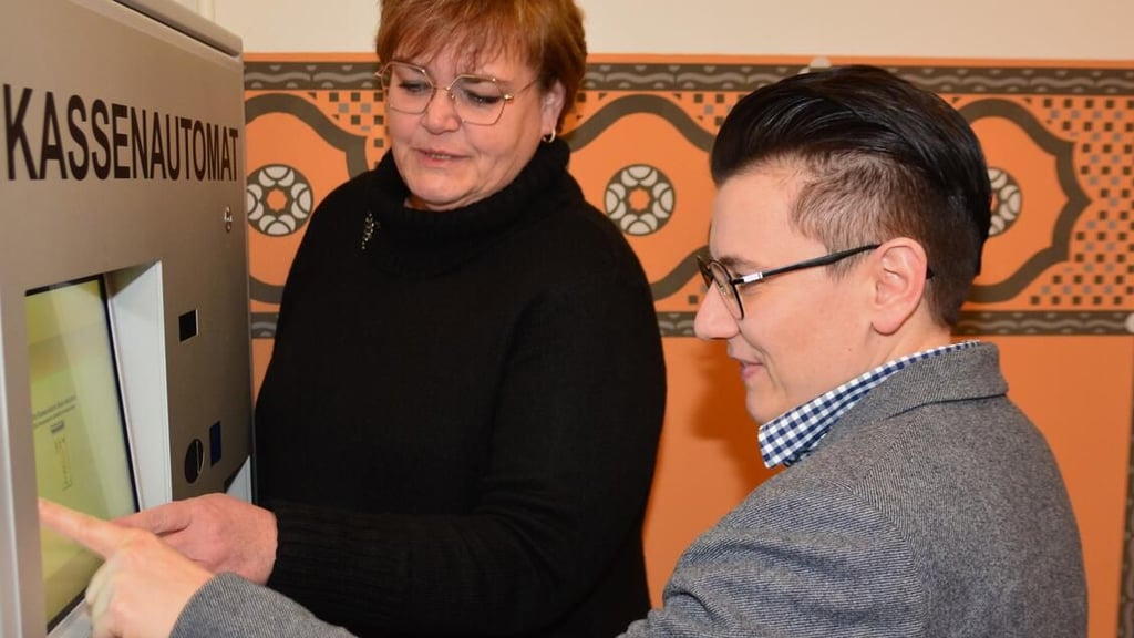 Silke Künstner (links) vom Sachgebiet Stadtkasse erklärt Bürgermeisterin Kathrin Weberden Kassenautomaten im Rathaus.