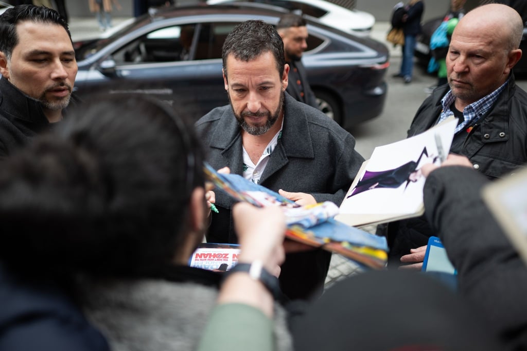 Hollywood in Berlin: Adam Sandler stellt seinen Film „Spaceman“ auf der Berlinale vor.