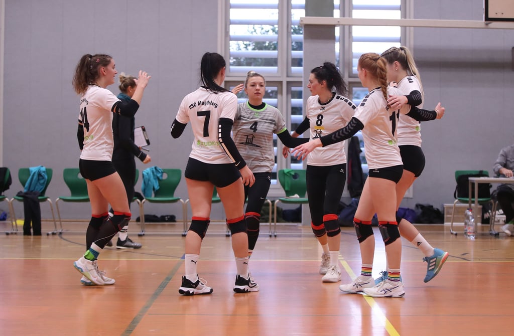 Haben zum fünften Mal in Serie einen Drei-Satz-Sieg bejubelt (v. l.): Pauline Meyer, Lena Timme, Nele Kamer, Pia Stodal, Maike Werdin und Maria Brennig.