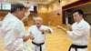 Noch nicht ganz kampfbereit: Unser Autor versucht sich in Okinawa in Karate.