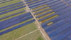 Arbeiter montieren Solarpaneele im Energiepark Witznitz, unweit des geplanten Energieparks Kleinzössen befindet.