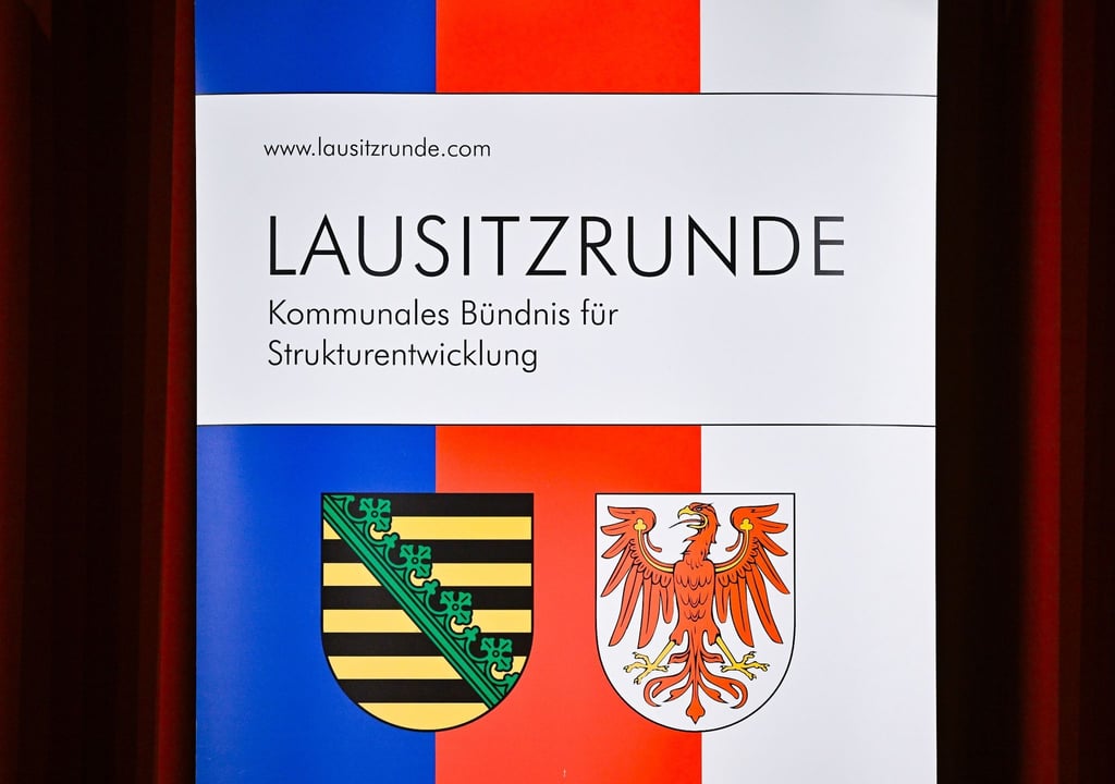 Ein Transparent mit den Wappen von Sachsen (l) und Brandenburg der Großen Lausitzrunde.