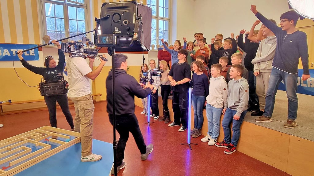 Bevor es ernst wurde in der Aula des Schulzentrums Havelberg, sind von der Produktionsfirma aus Köln noch Klassenfotos gemacht worden.