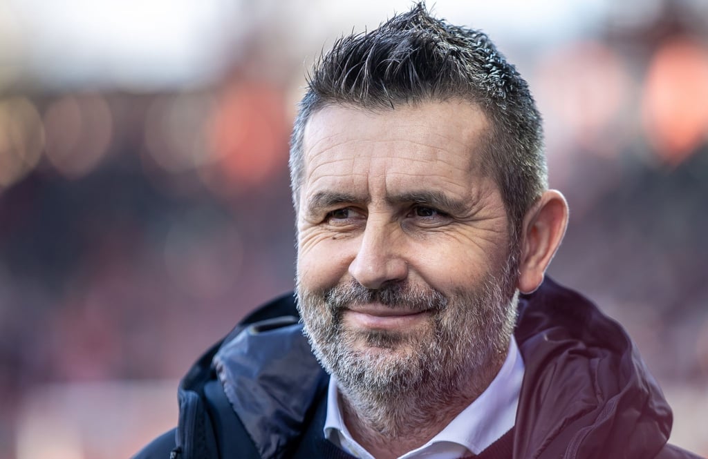 Trainer Nenad Bjelica von Union Berlin geht zum Interview vor Spielbeginn.