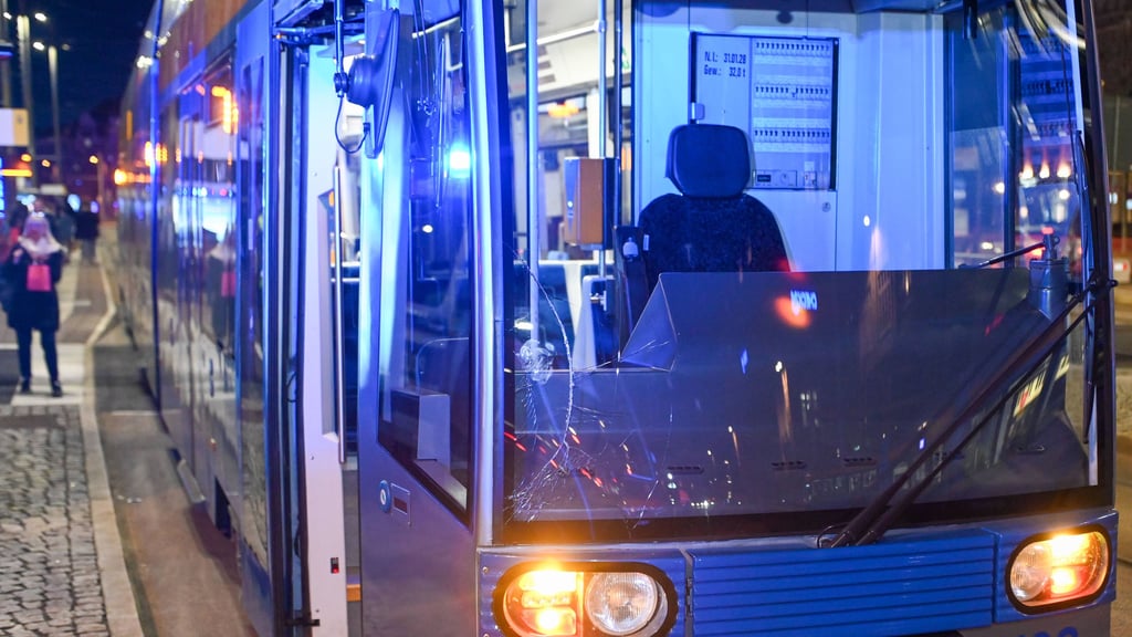 Bei einem Unfall mit einer Straßenbahn in Halle wurde ein Fußgänger schwer verletzt.