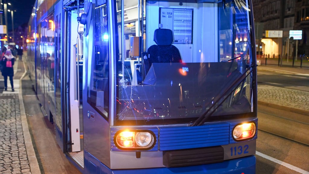 Bei einem Unfall mit einer Straßenbahn in Halle wurde ein Fußgänger schwer verletzt.