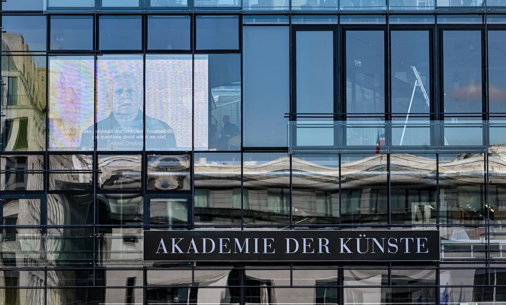 Blick auf die gläsernen Fassade des Gebäudes der Akademie der Künste am Pariser Platz.