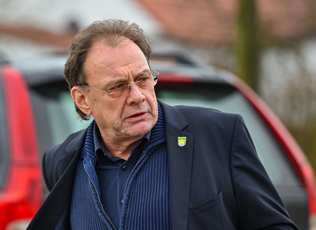 Arne Christiani (parteilos), Bürgermeister der Gemeinde Grünheide, kommt zur Auszählung der Bürgerbefragung zur Tesla-Erweiterung.