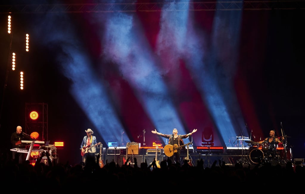 Die Band City spielt mit ihren Mitgliedern Manfred Hennig (l-r,Keyboarder), Fritz Puppel (Gitarrist), Toni Krahl (Sänger) und Georgi Gogow (nicht im Bild, Geige) live auf ihrer Abschiedstour in der Berliner Mercedes-Benz Arena.