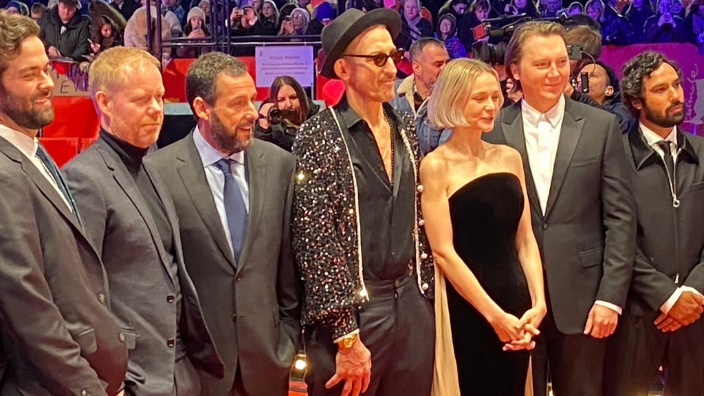 Adam Sandler (3.v.l.) stellte mit Regisseur Johan Renck (Mitte) und Schauspielern den Film "Spaceman" bei der Berlinale vor.