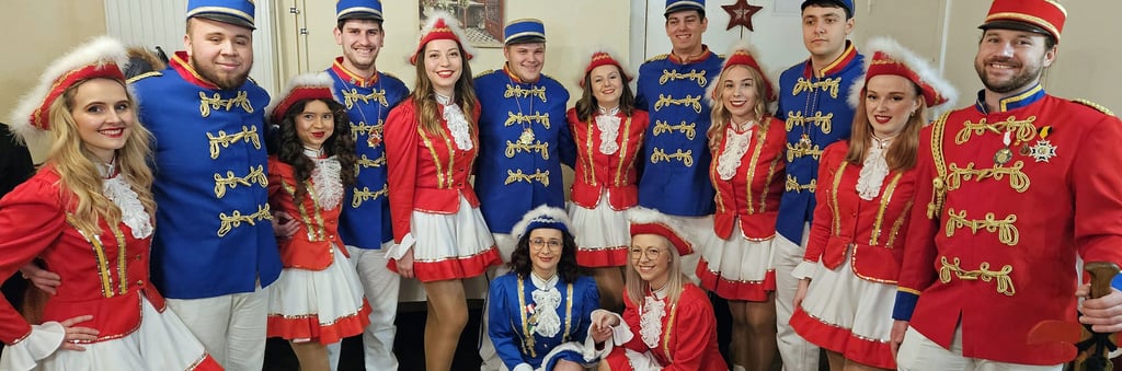 Gardetanzgruppe und Narrenpolizei machen traditionell beim "Stippepfötchen"-Auftritt gemeinsame Sache.