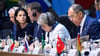 Außenministerin Annalena Baerbock (l) sitzt nur drei Plätze vom russischen Außenminister Sergej Lawrow (r) beim G20-Außenministertreffen entfernt.