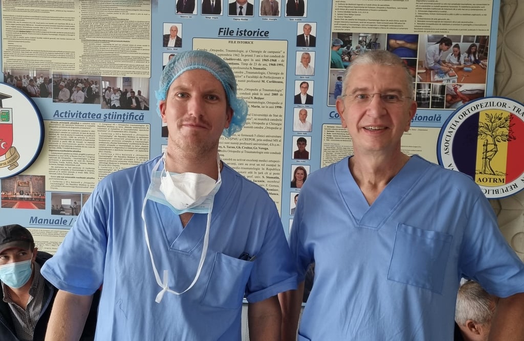 Dr. Jan Philipp Schüttrumpf (links) und Prof. Dr. Stefan Piatek vom Universitätsklinikum Magdeburg in der Klinik für Orthopädie und Traumatologie der Staatlichen Universität für Medizin und Pharmazie „Nicolae Testemitanu“ der Republik Moldau. Hier stellten sie die von ihnen konzipierte Korbplatte den moldawischen Kollegen vor.