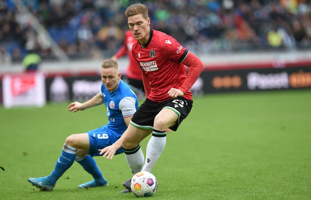 Marcel Halstenberg (r) in Aktion gegen Rostocks Kai Pröger.