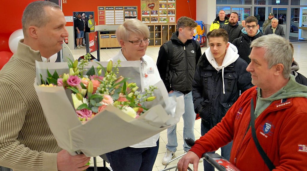 Marktleiterin Peggy Lips und Kaufland-Regionalleiter René Ruhbach begrüßen mit einem großen Blumenstrauß Mathias Volland aus Staßfurt als ersten Kunden.