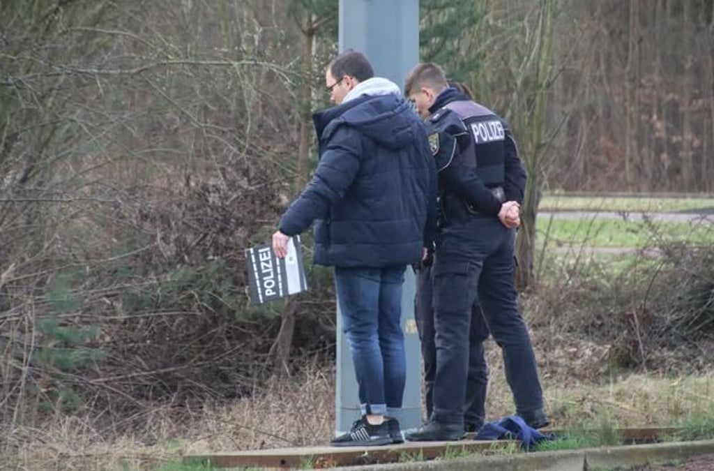Polizei-Einsatz in Halle-Kröllwitz. Nahe der Endhaltestelle der Straßenbahn wurde am Dienstag eine Leiche gefunden.
