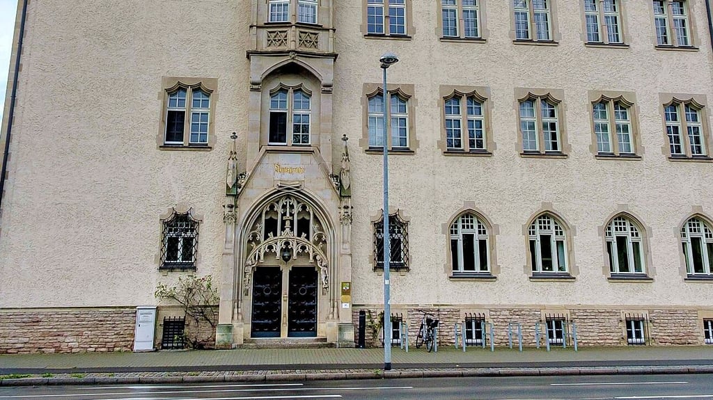 Vor dem Amtsgericht Wittenberg muss sich ein Mann wegen gefährlicher Körperverletzung verantworten.