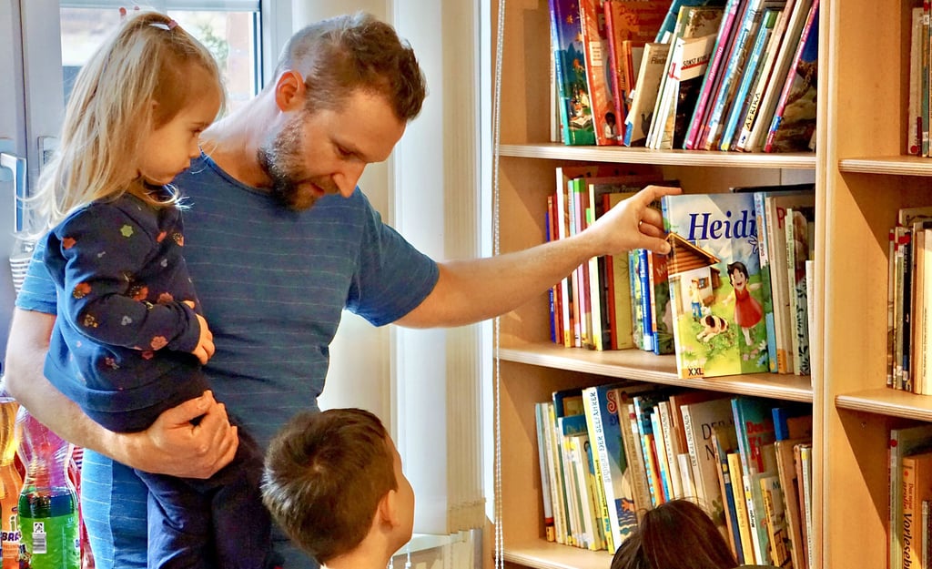 Dass sich auch Familien in der wiedereröffneten Bibliothek wohlfühlen, zeigt Kai Tkalec mit seinen Kindern Adriana und Valentin.