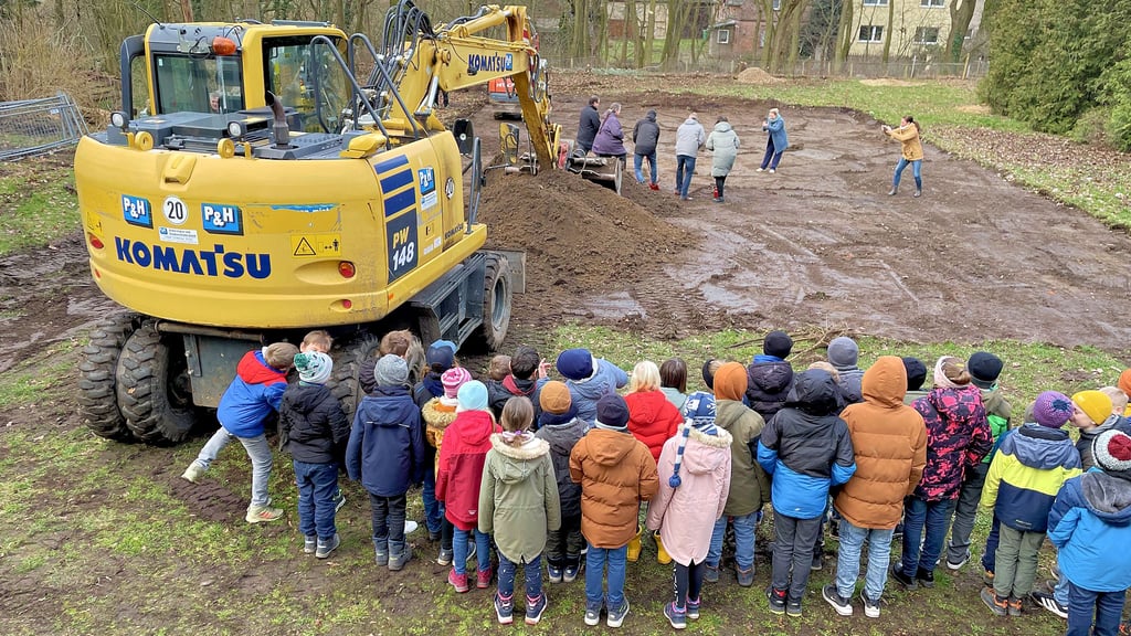 Nur ein paar Wochen sollen zwischen Spatenstich und fertigem Sportplatz liegen. Die Schüler in Rösa können es kaum erwarten.