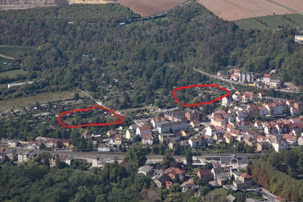 Diese Luftaufahme von Bad Kösen zeigt ganz grob die Lage der beiden etwa 10.000 Quadtratmeter großen potenziellen Baugebiete am Joachimsberg. Rechts oben ist die Bundesstraße 87 Richtung Eckartsberga zu sehen, links unten die Bahnstrecke samt Bahnhof.