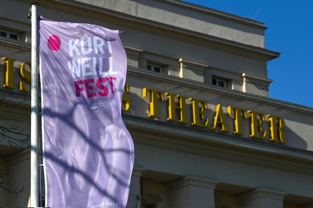 Eine Fahne zum Kurt Weill Fest weht im Wind vor dem Anhaltischen Theater Dessau.