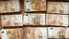 Euro-Banknoten liegen gebündelt auf einem Tisch.