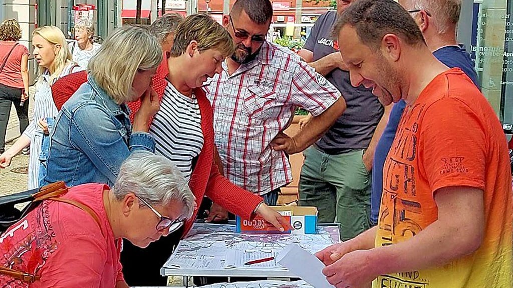 Nicht nur vor dem Rathaus in Halberstadt wurden um Sommer Unterschriften gegen den Bau der B 81 Ortsumgehung in der Variante 3 gesammelt.