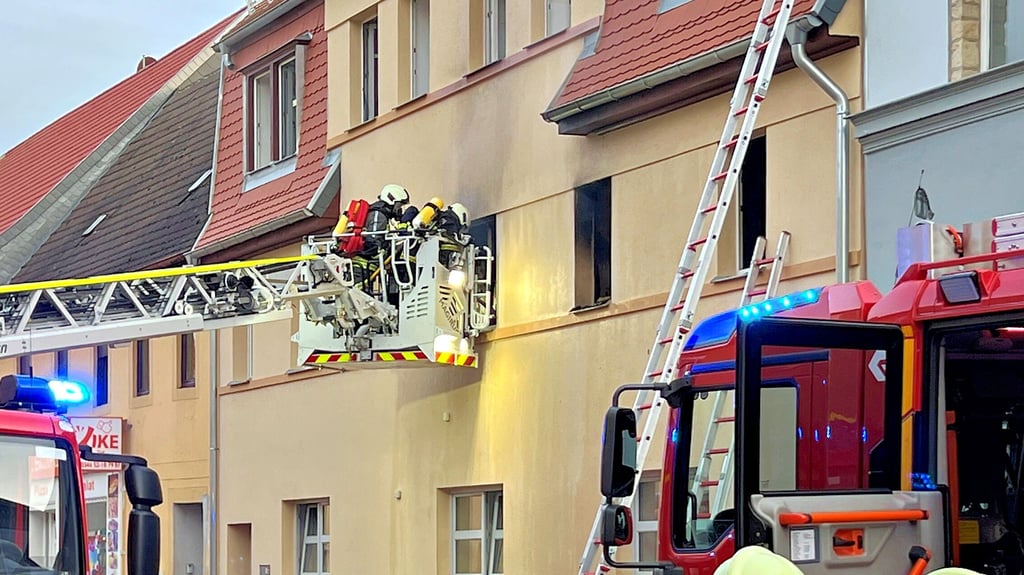 Beim Brand in der Breiten Straße kamen Anstellleitern und die Drehleiter aus Sangerhausen zum Einsatz.