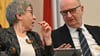 Kathrin Schneider (SPD), Ministerin und Chefin der Staatskanzlei, unterhält sich mit Dietmar Woidke (SPD).