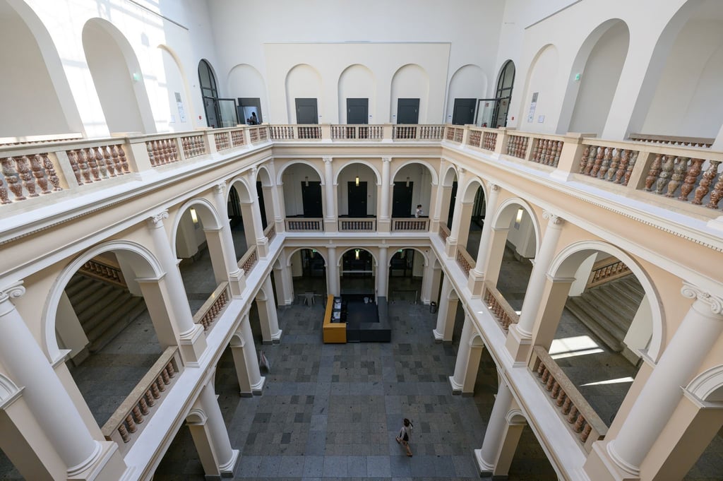Blick in das Foyer des Justizzentrums Dresden.