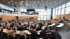 Abgeordnete und Landesregierung sitzen im Plenarsaal zu Beginn eines Sonderplenums des Thüringer Landtags.