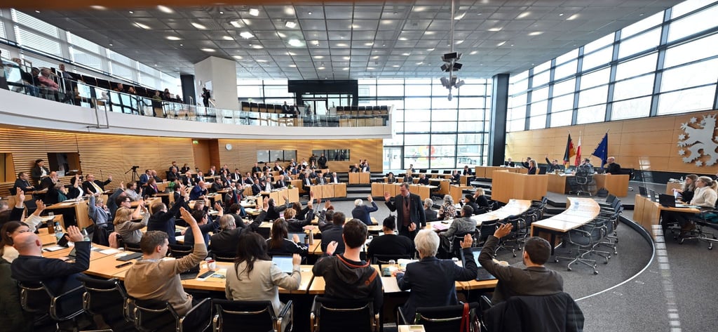 Abgeordnete und Landesregierung sitzen im Plenarsaal zu Beginn eines Sonderplenums des Thüringer Landtags.