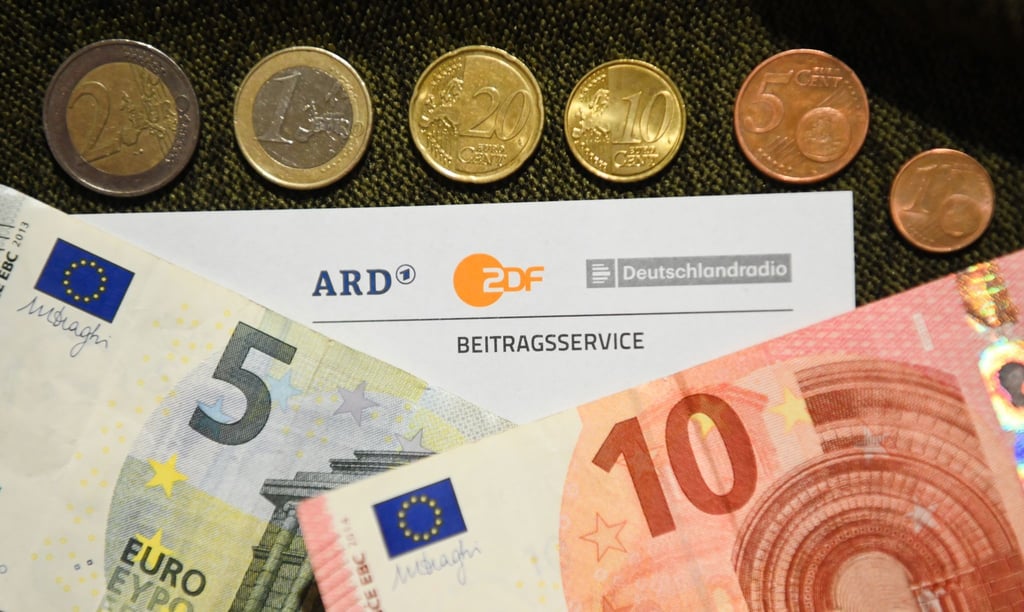 Auf einem Tisch liegt ein Anschreiben und Überweisungsträger für die Rundfunkgebühren.