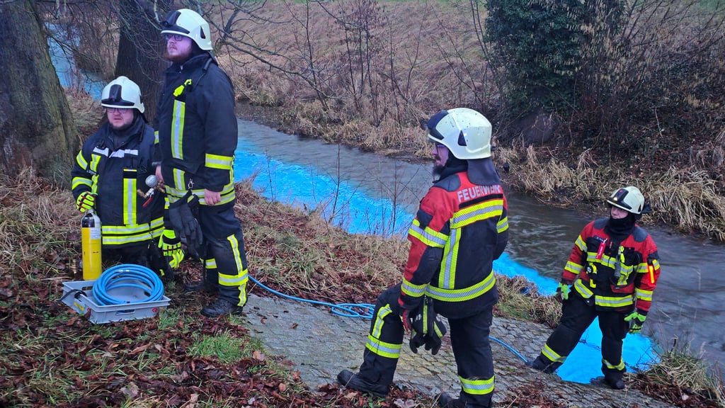 Zwei Tage hielt das Kupfersulfat die Feuerwehr in Atem. Hier wird der Kanalauslauf verschlossen.