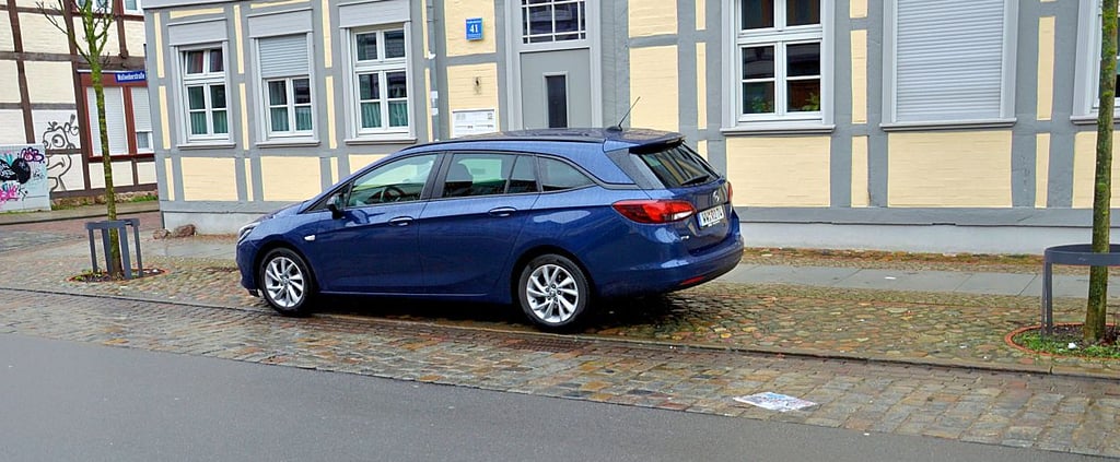 Ein Auto belegt zwei Parkplätze in der Salzwedeler Wollweberstraße.