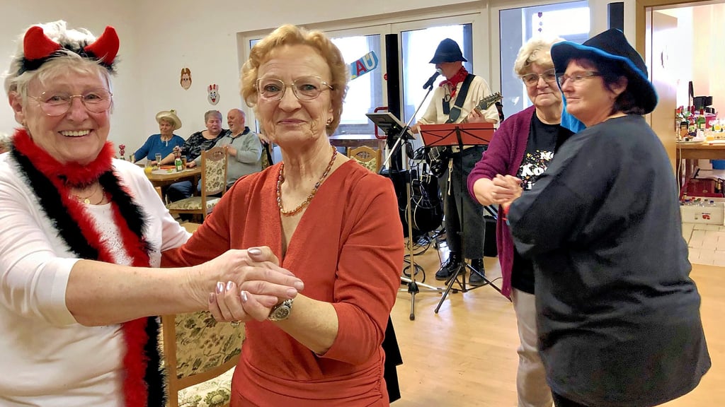 Beim Seniorennachmittag der Volkssolidarität Krumpa sorgt Leiterin Heidrun Kellermann (2.v.l.) für gute Stimmung.