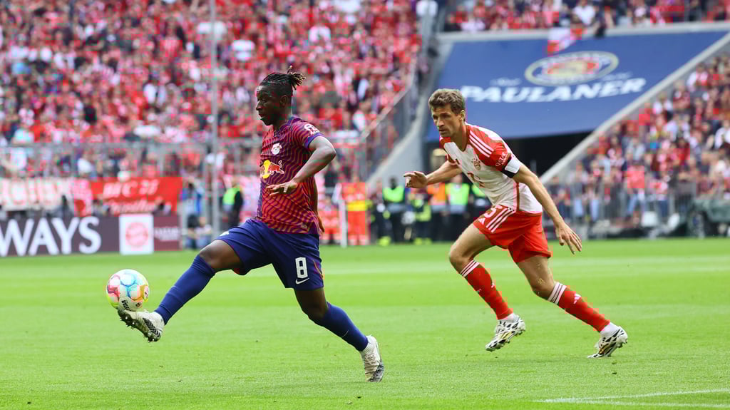 Amadou Haidara im Duell mit Thomas Müller.