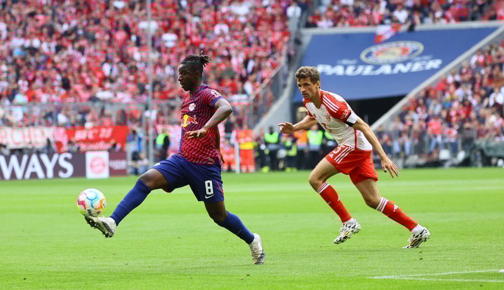 Amadou Haidara im Duell mit Thomas Müller.