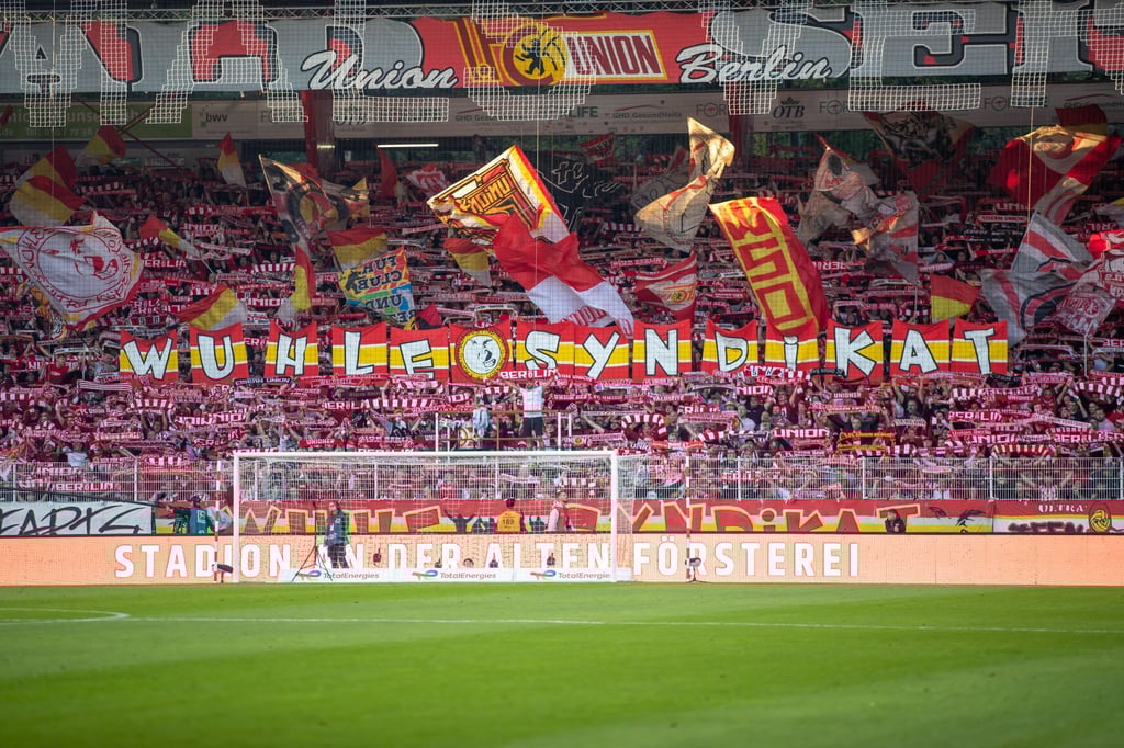 Fußball: Bundesliga, 1. FC Union Berlin - Borussia Dortmund, 10. Spieltag, An der Alten Försterei. Union Berlin Fans auf der Tribüne halten u.a. ein Banner mit der Aufschrift "Wuhle Syndikat".
