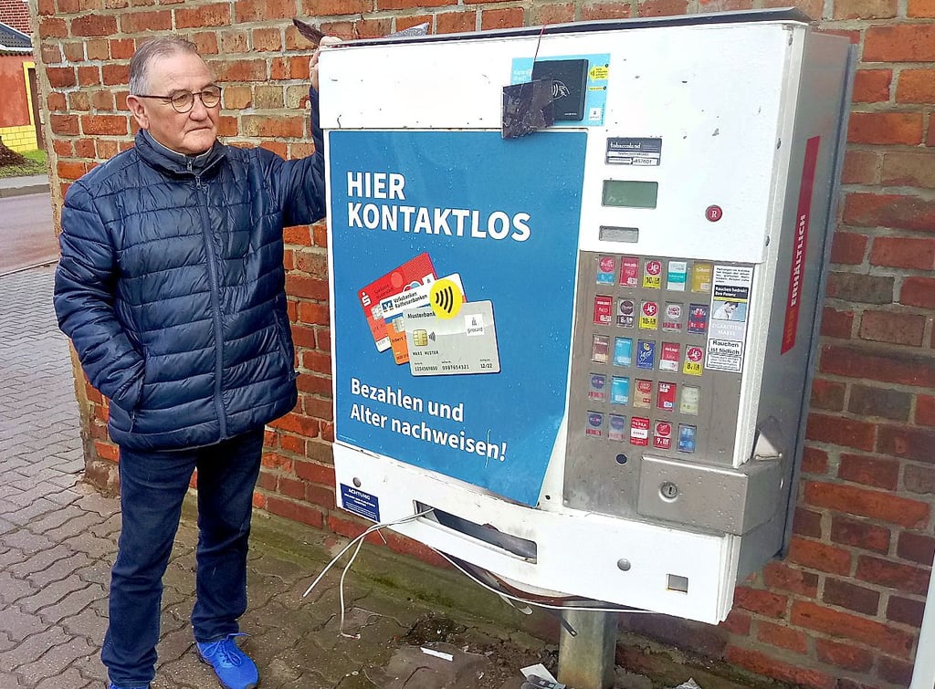 Groß Rodenslebens Ortsbürgermeister Jürgen Wichert vor dem zerstörten Automaten in der Magdeburger Straße.